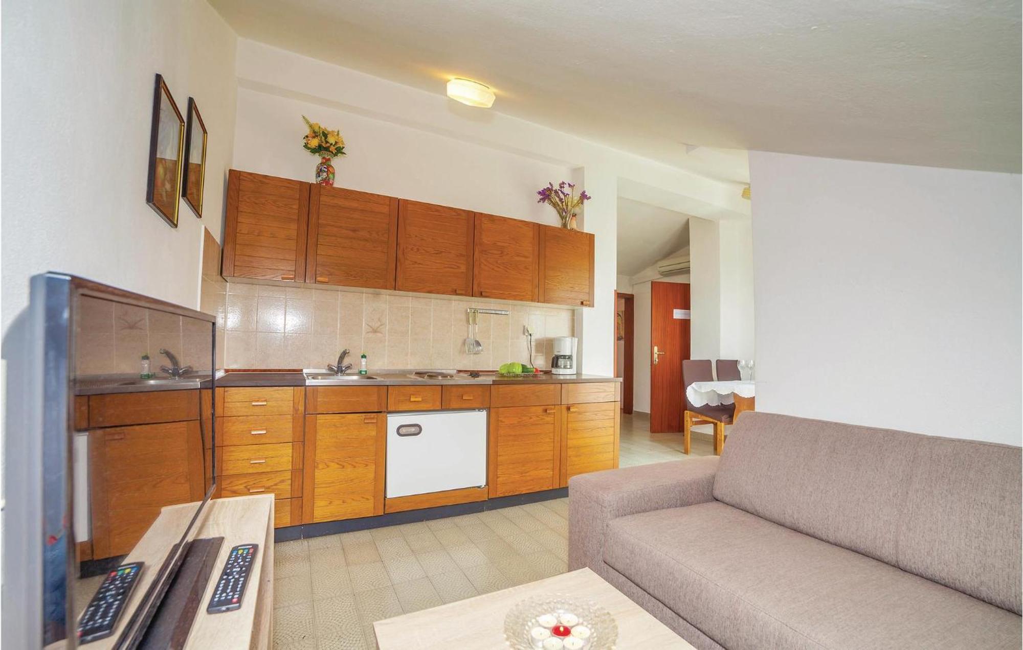 2 Bedroom Amazing Apartment In Crikvenica Exterior foto