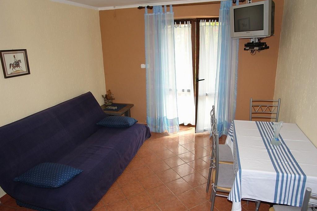 2 Bedroom Amazing Apartment In Crikvenica Zimmer foto